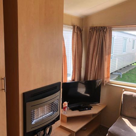 Adorable 2 Bedroom Caravan In Clacton-On-Sea Exteriör bild