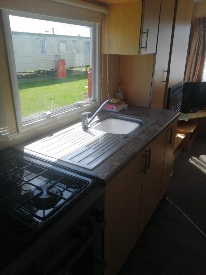 Adorable 2 Bedroom Caravan In Clacton-On-Sea Exteriör bild