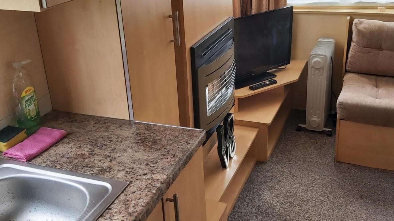 Adorable 2 Bedroom Caravan In Clacton-On-Sea Exteriör bild