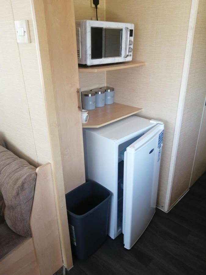 Adorable 2 Bedroom Caravan In Clacton-On-Sea Exteriör bild