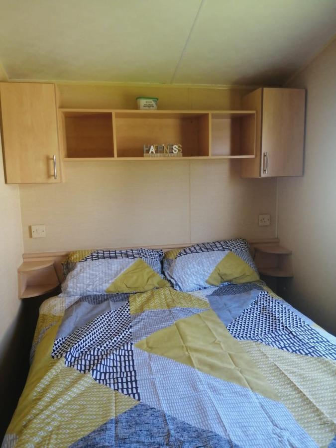 Adorable 2 Bedroom Caravan In Clacton-On-Sea Exteriör bild