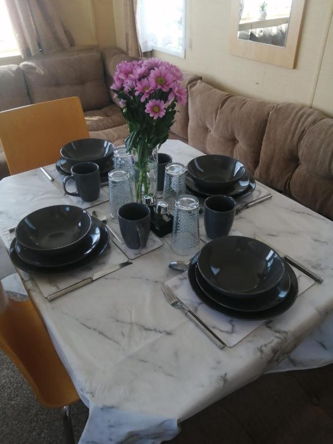Adorable 2 Bedroom Caravan In Clacton-On-Sea Exteriör bild