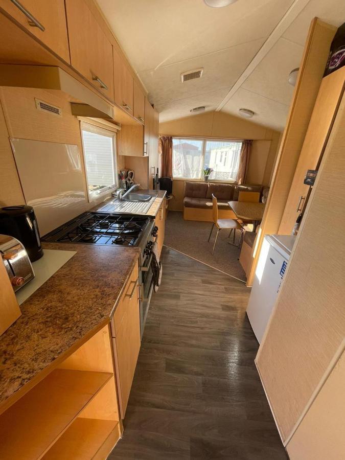 Adorable 2 Bedroom Caravan In Clacton-On-Sea Exteriör bild