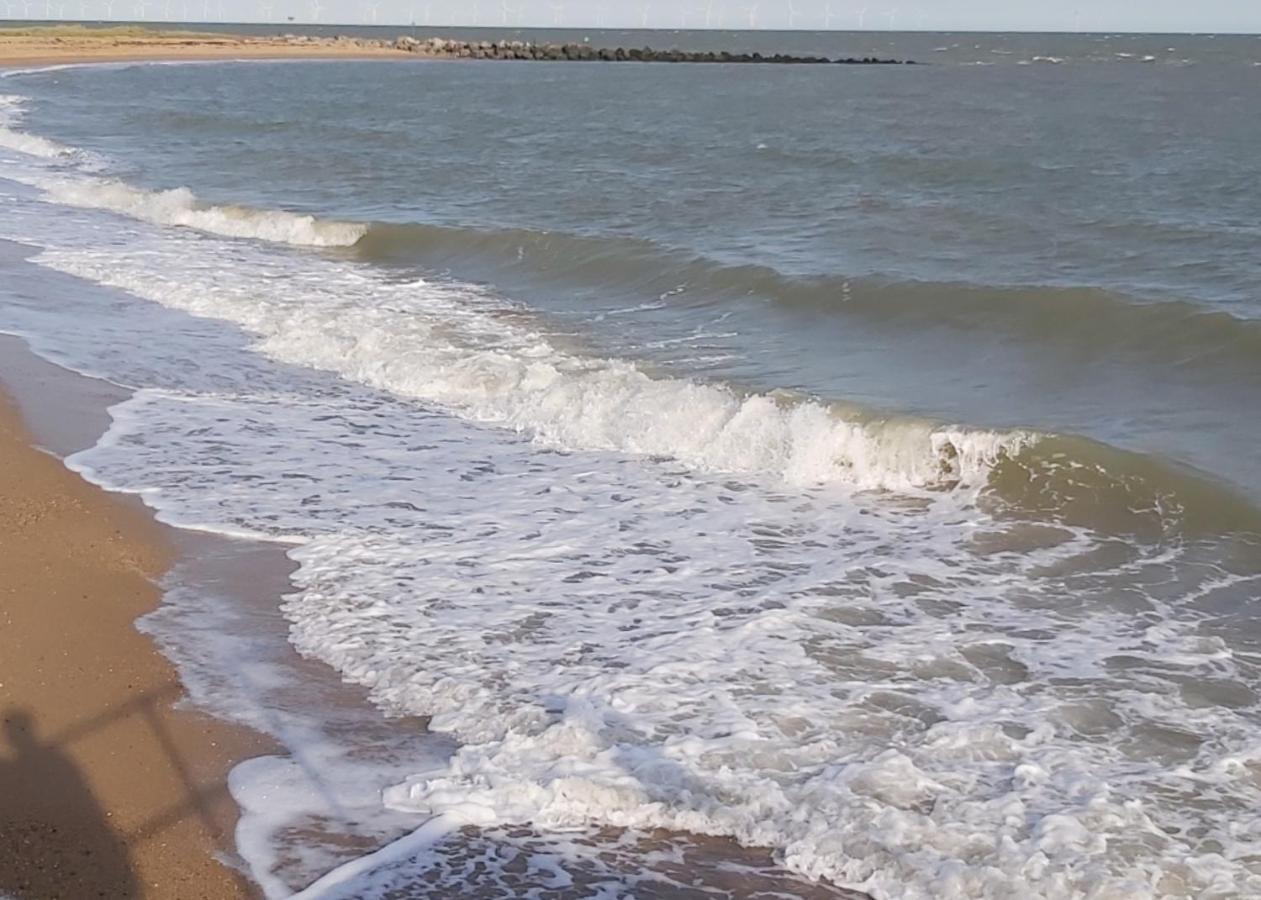 Adorable 2 Bedroom Caravan In Clacton-On-Sea Exteriör bild