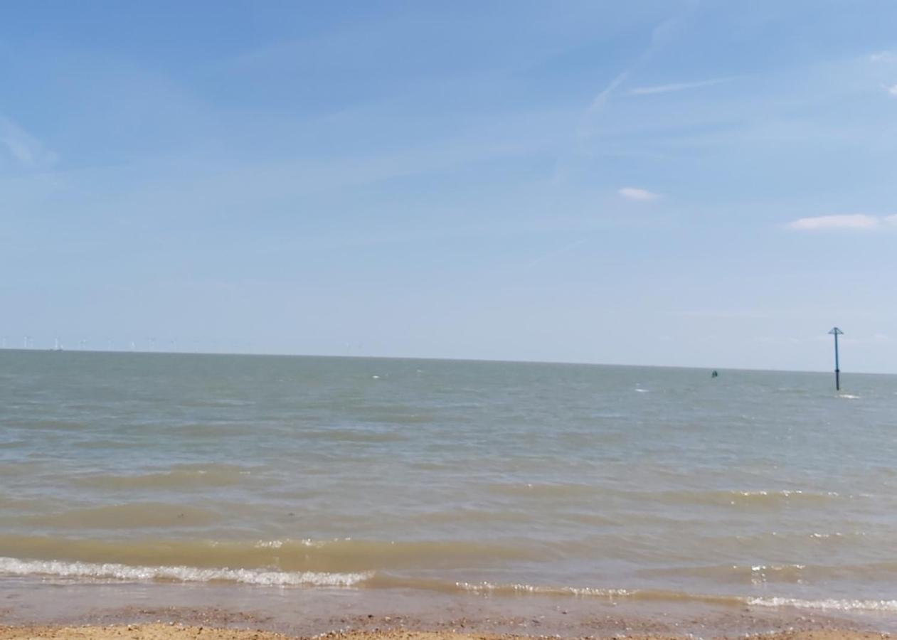 Adorable 2 Bedroom Caravan In Clacton-On-Sea Exteriör bild