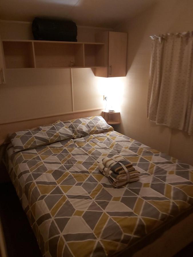 Adorable 2 Bedroom Caravan In Clacton-On-Sea Exteriör bild