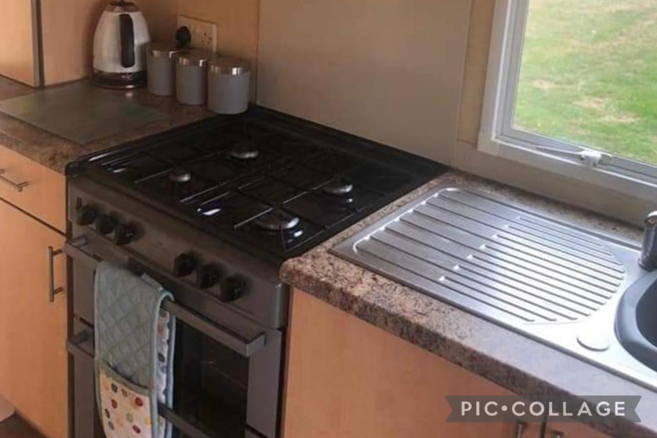 Adorable 2 Bedroom Caravan In Clacton-On-Sea Exteriör bild