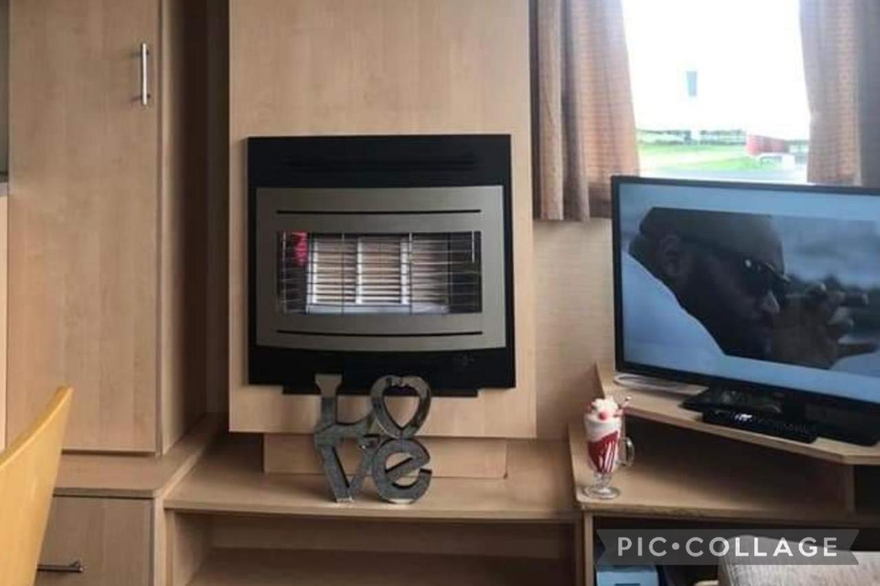 Adorable 2 Bedroom Caravan In Clacton-On-Sea Exteriör bild